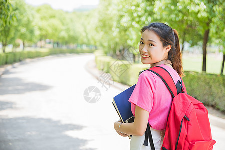 大学生抱着书本图片