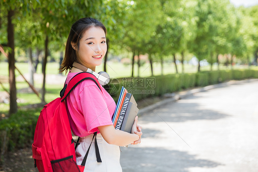 大学生抱着书本图片