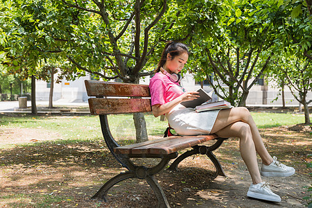 青春学生在椅子上学习高清图片