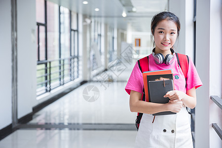 耳机书大学生抱着书本背景