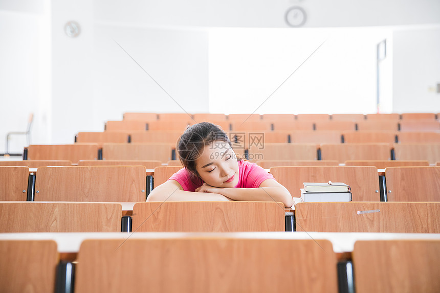 大学教室里学生在休息