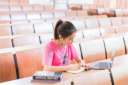 青春学生教室里学习电脑高清图片素材