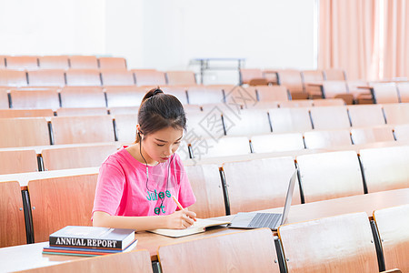 青春学生教室里学习耳机高清图片素材