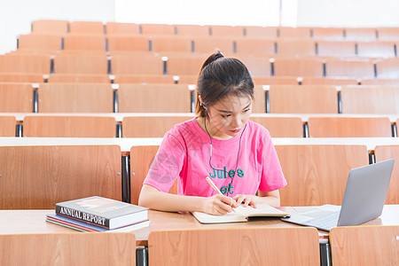 青春学生教室里学习图片