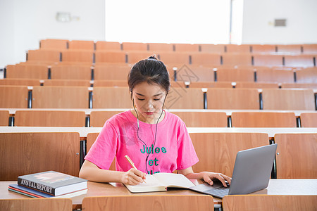 青春学生教室里学习图片