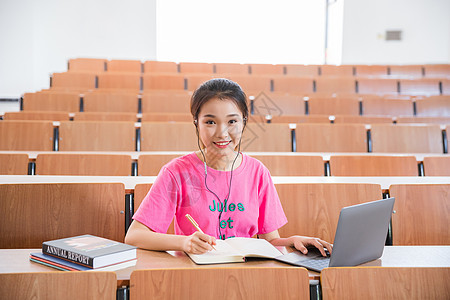 青春学生教室里学习图片