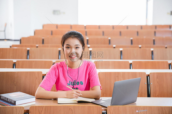 青春学生教室里学习图片