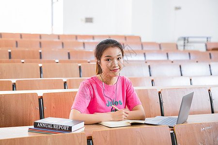 青春学生教室里学习图片