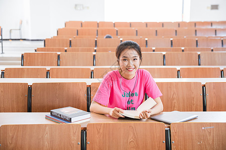 耳机模特青春学生教室里学习背景