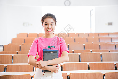 教室里抱着书本的学生图片