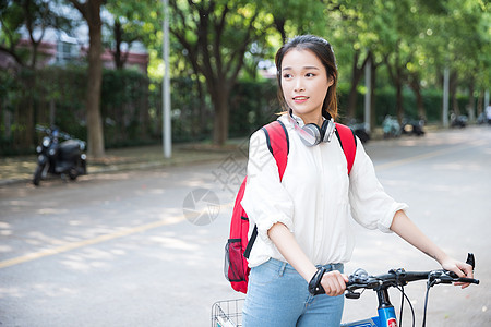 毕业季青春学生手扶自行车图片