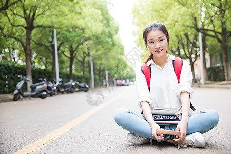 毕业季青春学生坐地上高清图片