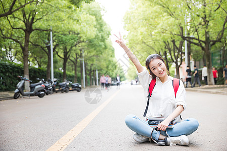 毕业季青春学生坐地上高清图片