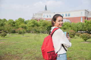 大学生抱着书本图片