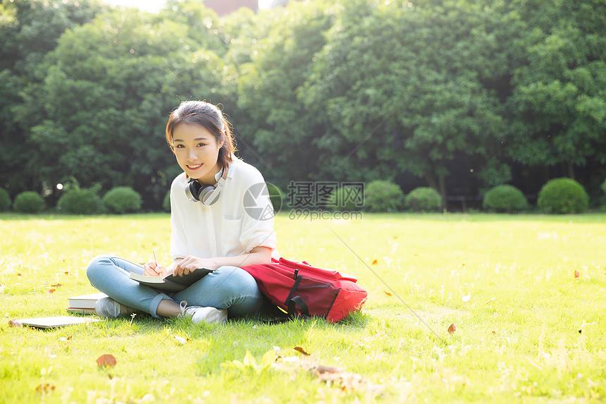 青春大学生草地上学习图片