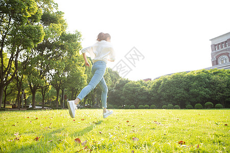 学校展板毕业季青春学生草地奔跑背景