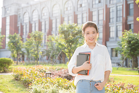 毕业女生大学生抱着书本背景