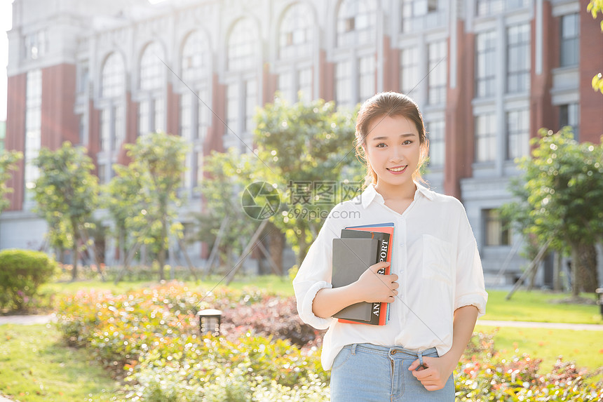 大学生抱着书本图片