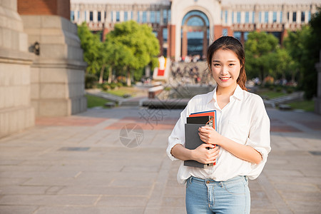 大学生抱着书本图片