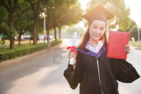 穿着学士服女孩毕业季青春大学生背景