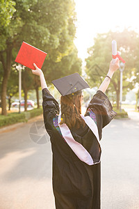 穿着学士服女孩毕业季青春大学生背影背景