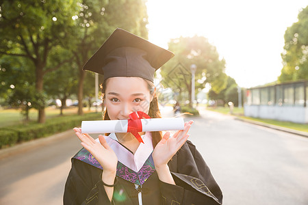 穿着学士服女孩毕业季青春大学生背景