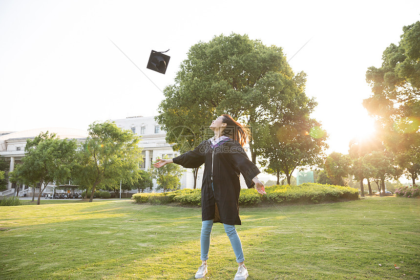 毕业季青春大学生扔学士帽图片