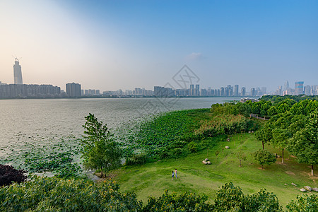 城市绿肺户外亲水台高清图片