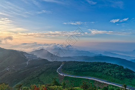 道路日出湖北咸宁九宫山山顶道路云海背景