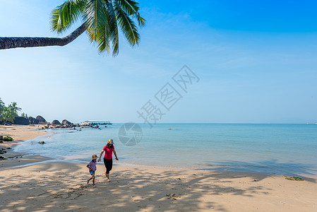 海南三亚手写字海南三亚海滨风光背景