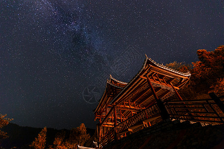 紫背景古建筑上的银河背景