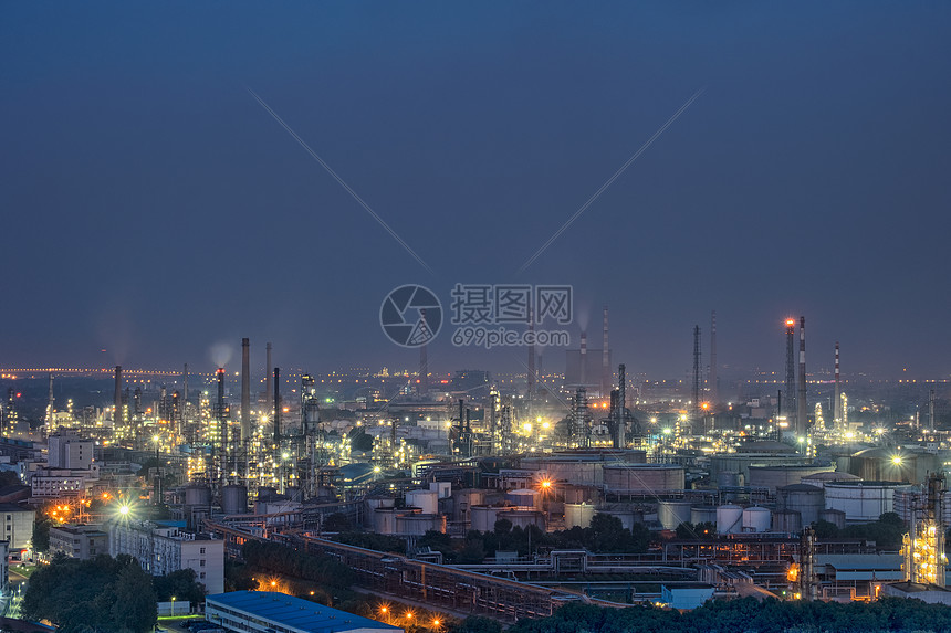 夜晚的武汉钢铁工厂车间图片