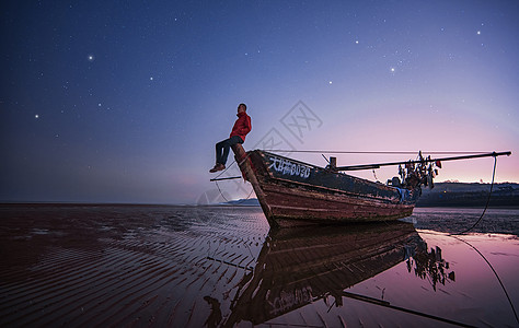 亚丁星空海边渔船人像背景