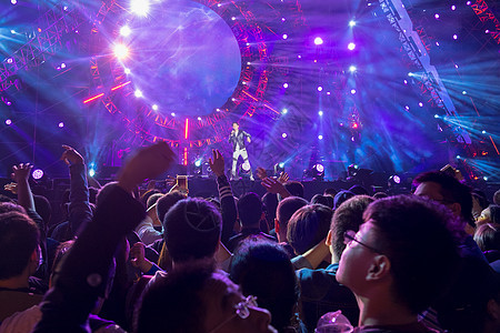 音乐节演唱会歌谣祭狂热的舞台现场和观众背景图片