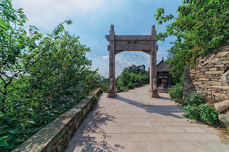 蓝天白云下的湖北黄陂古门旅游景点高清图片