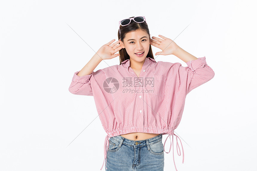 开心的青年女性 图片