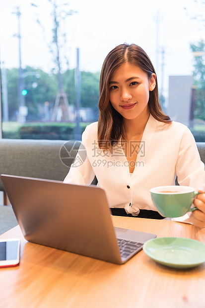 青年女性咖啡馆休闲办公图片