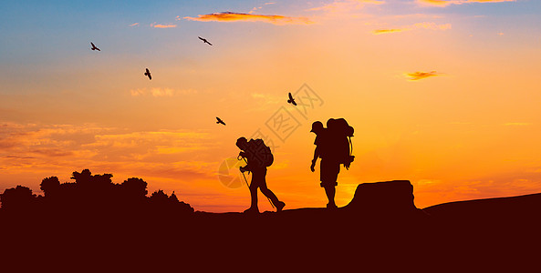 探险夕阳下登山人物剪影设计图片