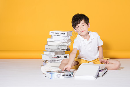 儿童教育小男孩和一堆书本背景图片