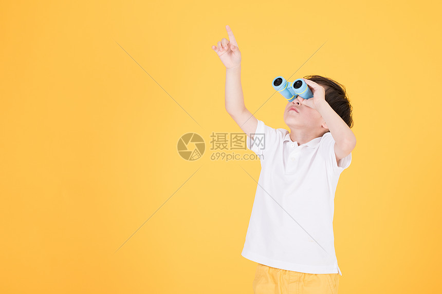 儿童小男孩手持望远镜玩耍图片
