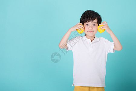 可爱卡通水果儿童小男孩手持柠檬道具背景