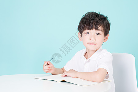 暑假游在书桌前学习的小男孩儿童教育背景