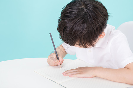 孩子在书桌前学习的小男孩儿童教育背景