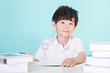 儿童节在书桌前学习的小男孩儿童教育背景