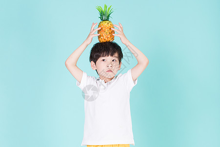 儿童小男孩手持菠萝道具高清图片