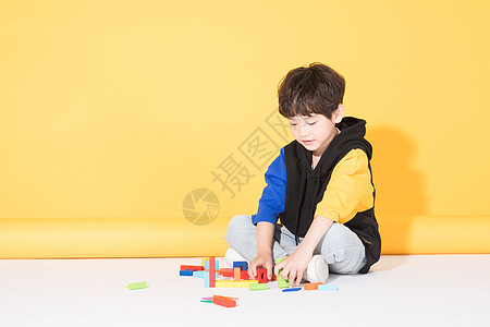 酷玩儿童小男孩玩积木益智玩具背景