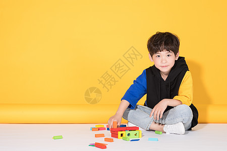 儿童小男孩玩积木益智玩具背景图片
