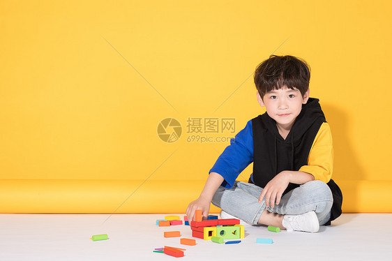儿童小男孩玩积木益智玩具图片