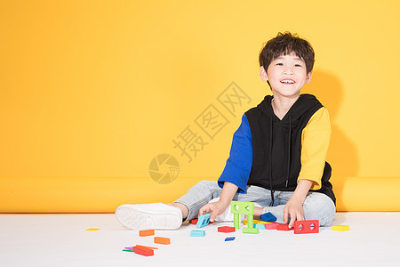儿童小男孩玩积木益智玩具背景图片