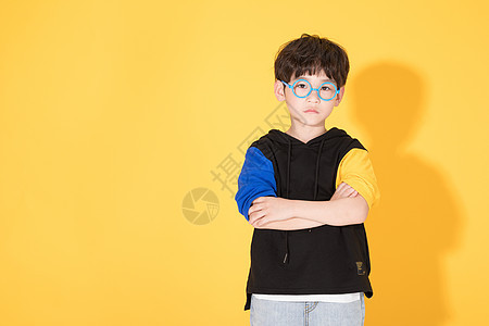 戴眼镜的儿童小男孩童年活泼背景图片